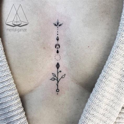 tatuajes entre los senos mujer|5 hermosos diseños de tatuajes entre los pechos para。